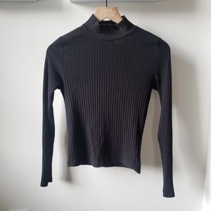 Black ribbed cropped long sleeve shirt